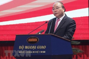 Prime Minister Nguyen Xuan Phuc speaks at a plenary session of the 30th Diplomatic Conference on August 15. (Photo: VNA)
