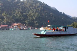 A tourists' boat on Hoa Binh Lake (Photo: baohoabinh.com.vn)