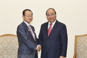 Prime Minister Nguyen Xuan Phuc (R) receives Kawamura Takeo, Chairperson of the Japanese House of Representatives’ Committee on Budget (Photo: VNA)