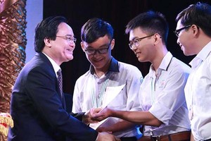 Minister of Education and Training Phung Xuan Nha grants Vallet scholarships to to outstanding students (Photo: moet.gov.vn)