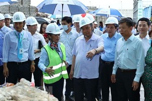PM Phuc visits waste treatment, biogas and organic fertiliser plant in Quang Binh on August 26. (Photo: VNA)