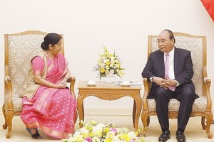 Prime Minister Nguyen Xuan Phuc (right) meets with Indian Foreign Minister Sushma Swaraj on August 28. (Photo: VNA)