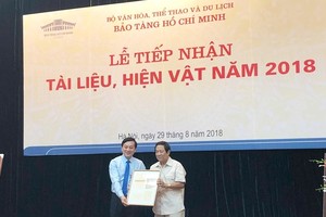 The Ho Chi Minh Museum receives artifacts from former Minister of Health Hoang Tich Tri.  (Photo: baochinhphu.vn)