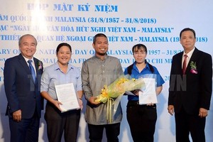 President of HCMC Union of Friendship Organization (HUFO), Huynh Minh Thien and Chairman of the Vietnam-Malaysia Friendship Association (VMFA) of HCMC Tran Ngoc Son congratulate the Vietnam-Malaysia Friendship Association of Phu Nhuan district