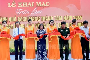 At ribbon-cutting ceremony of the exhibition in Nguyen Hue walking street (Photo:hcmcpv.org.vn )