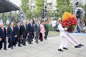 The delegation offer flowers to President Ho Chi Minh at his statue at Ho Chi Minh Statue Park  in front of the City Hall. (Photo: Sggp)