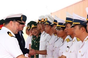 British Royal Navy Captain of HMS Albion Tim Nield (lL ) meets representatives of the Vietnam People's Navy. (Photo: TTXVN)