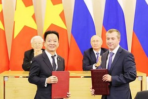 Party General Secretary Nguyen Phu Trong and Russian President Vladimir Putin witness the signing of a credit framework contract between Saigon Hanoi Commercial Joint Stock Bank  (SHB)  and International Bank for Economic Co-Operation (IBEC). (Photo: Sggp