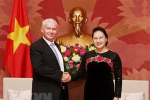 National Assembly Chairwoman Nguyen Thi Kim Ngan poses for a photo with Hungarian Chief Prosecutor Peter Polt on September 17. (Photo: VNA)