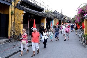 Visitors to Hoi An city (Photo: VNA)