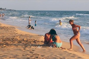 Foreign visitors get relaxed at Duong Dong beach in Phu Quoc on the National Day holiday. (Photo: VNA)