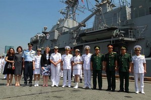 Vietnamese and New Zealand officers take a photo at Sai Gon port (Source: VNA)