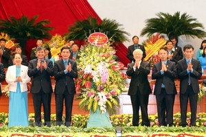 General Secretary of the CPV Central Committee Nguyen Phu Trong gives flowers to the Congress (Source: VNA)