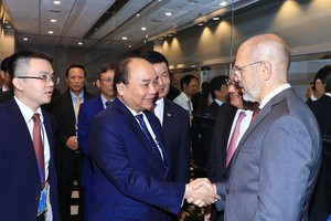 Prime Minister Nguyen Xuan Phuc (centre) shakes hands with US entrepreneurs at the seminar in New York city on September 27 (Photo: VNA)