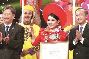 Lam Thi Kim Cuong from the Mekong Delta province of Soc Trang wins the 2018 Cai Luong Singing Contest.  (Photo: Sggp)