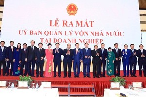 Prime Minister Nguyen Xuan Phuc witnesses the launch of the Committee for Management of State Capital (CMSC) in Hanoi on September 30. (Photo: VNA)