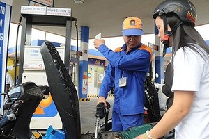 It is a second increase in petrol price within 15 days. (Photo: Sggp)