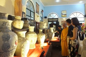 An exhibition on ceramic vase set of artisan Pham Van Tuyen - Venerable Thich Chanh Tinh (Photo: anhp.vn)