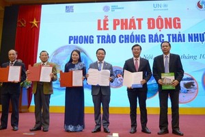 Officials show commitments at the launch of the national campaign to combat plastic pollution on October 12 (Photo: VNA)