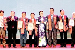National Assembly (NA) Chairwoman, Nguyen Thi Kim Ngan presents awards to outstanding farmers. (Photo: Sggp)