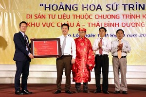 The certificate recognising 'Hoang Hoa su trinh do' (The Envoy’s Journey to China ) as part of documentary heritage in Asia and the Pacific under UNESCO’s Memory of the World Programme is presented on October 16 (Photo: VNA)