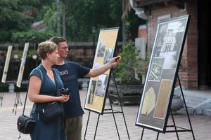 Foreign visitors to an exhibition at the Temple of Literature in Hanoi (Photo: VNA)
