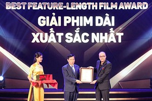 Minister of Culture, Sports and Tourism Nguyen Ngoc Thien (L) presents the Best Feature Film Award to Iranian director Rouhollah Hejazi. (Photo: Sggp)
