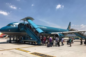 A governmental decree drafted by the transport ministry to simplify business conditions for potential investors in the aviation sector has been sent to Prime Minister Nguyen Xuan Phuc for approval.(Source:VNA)