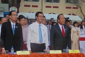 Attending at the ceremony are Permanent Deputy Prime Minister, Truong Hoa Binh (R ); Deputy Minister of Education and Training, Nguyen Van Phuc; and Permanent Vice Chairman of the Ho Chi Minh City People's Committee, Le Thanh Liem. (Photo: Sggp)