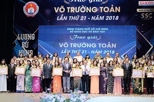 Outstanding teachers receive Vo Truong Toan Awards. (Photo: Sggp)