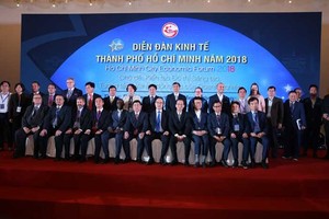 Delegates take photo at the Ho Chi Minh City Economic Forum 2018 (Source: doanhnhansaigon.vn)