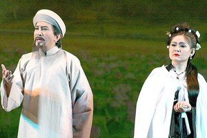 A scene in the cai luong play “Rang Ngoc Con Son” (Shining Pearls on Con Son Mountain)