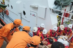 The Maritime Search and Rescue Coordination Centre (MRCC) of Region 4 brought four woundedPhilippinesailors to Nha Trang port in the central province of Khanh Hoa for treatment (Source: VNA)