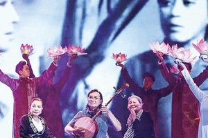Veteran cai luong artists, Hong Nga, Thanh Tuan and Le Thien on the stage