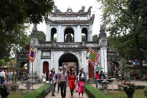 Tourists visit Temple of Literature in Hanoi (Source: VNA)