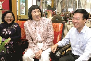 Vo Van Thuong, Politburo member, Secretary of the CPV Central Committee, and head of the CPV Central Committee’s Commission for Information and Education (R ) pays a Tet visit to Meritorious Artist Minh Vuong. (Photo: Sggp)