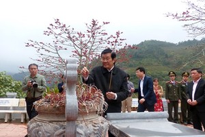 Former State President Truong Tan Sang offers incenses to heroes and martyrs at the high point 468. (Photo: Sggp)