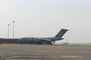 The Boeing Globemaster C-17 military aircraft arrives in Noi Bai International Airport.  (Photo: Sggp)