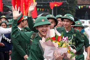 Young people wave at their families at a see-off ceremony in Phu Tho province on February 20 (Photo: VNA)
