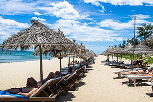 Tourists sunbathe on An Bang Beach in Hoi An (Photo by Shutterstock/minhngoc)