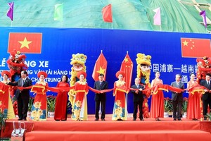 Officials cut the ribbon to open the Tan Thanh - Pu Zhai specialised route for goods transportation at the ceremony in Lang Son province on March 21 (Photo: VNA)