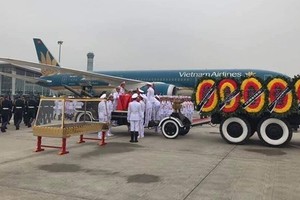 The coffin of former State President Le Duc Anh is taken to Ho Chi Minh City for a burial ceremony .