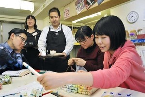 More 140,000 foreigners are already working in the restaurant industry. (Photo: Kyodo)