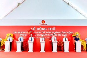 Delegates press buttons to mark the start of the construction at the ceremony (Photo: baotuyenquang.com.vn)