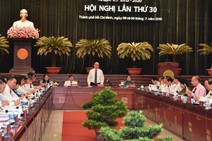 Politburo member and Secretary of the Ho Chi Minh City Party Committee, Nguyen Thien Nhan speaks at the meeting. (Photo: Sggp)