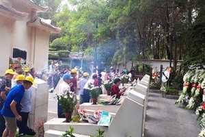 A large number of people has offered incenses and flowers to martyrs at the Dong Loc T-junction historical site. (Photo: Sggp)