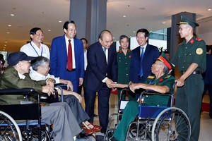Prime Minister Nguyen Xuan Phuc (centre) meets with seriously injured war veterans at the gathering in Hanoi on July 25 (Photo: VNA)
