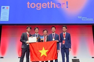 The Vietnamese team ranks fifth at the 51st International Chemistry Olympiad recently held in France (Photo: VNA)