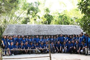 The delegation visits the house of Nguyen Sinh Sac, President Ho Chi Minh's father, in Sen village. (Photo: Sggp)