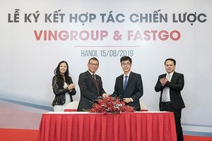 A cooperation agreement is inked between Vingroup and FastGo. (Photo: Sggp)